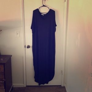A long T-shirt dress has picks navy blue